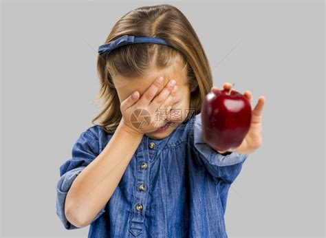 拿着苹果的小女孩高清图片下载-正版图片307825032-摄图网