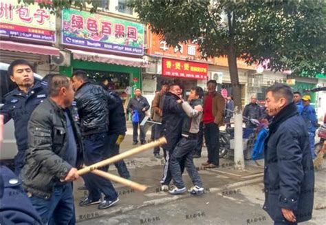 武汉商贩当街棍击城管 称对方殴打孕妇(图)_央广网