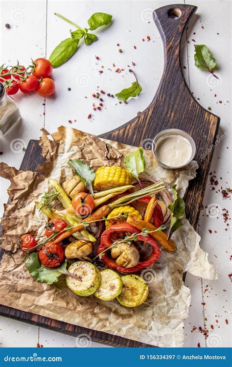 æ å –å…·æœ‰å½©è‰²ä¸‰è§’å½¢çš„æ— ç¼ å‡ ä½•å›¾å½¢ã€‚å£ çº¸è®¾è®¡æ¨¡æ ¿çš„èƒŒæ™¯ã€‚æ å –å…·æœ‰å½©è ...