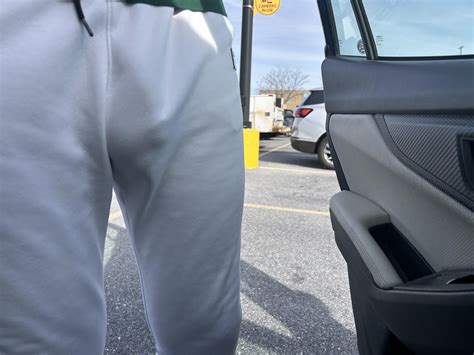 Showing : r/PublicBulges