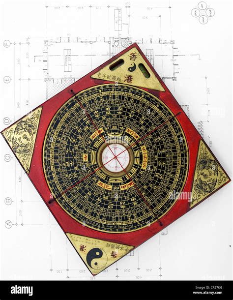 Ancient chinese compass hi-res stock photography and images - Alamy
