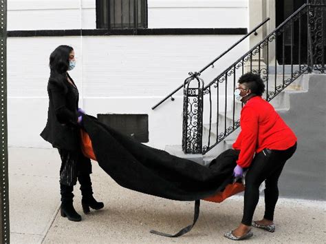 A Day In The Life Of Funeral Workers Around The World After The ...