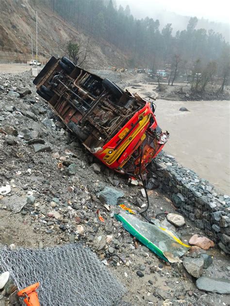 Landslide in Himachal blocks Chandigarh-Manali Highway, bus accident ...