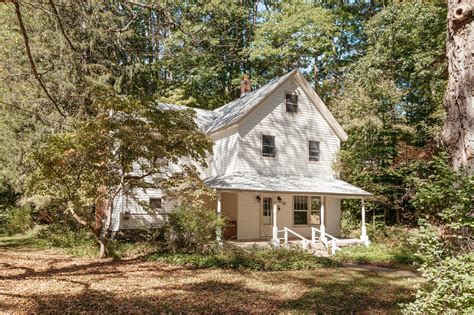 1900 Farmhouse Details 3 Level Acres – Over 1,000 Producing