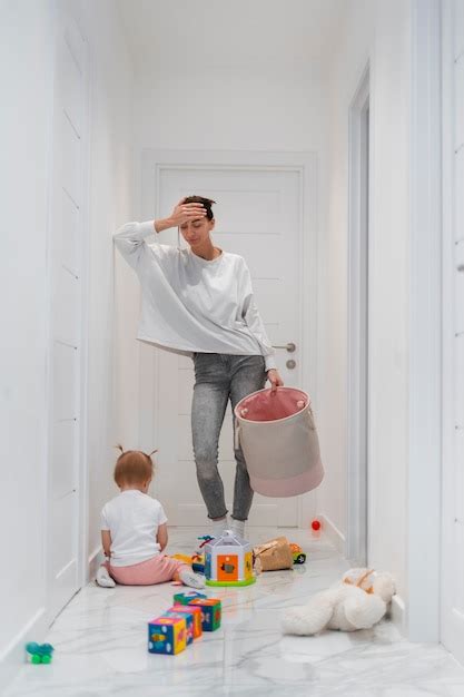 Full shot mother cleaning after baby | Free Photo