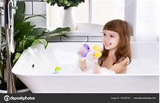 nella vasca da bagno bambino ragazza bambino felice si siede nella vasca da nella vasca da bagno bambino ragazza bambino felice si siede nella vasca da