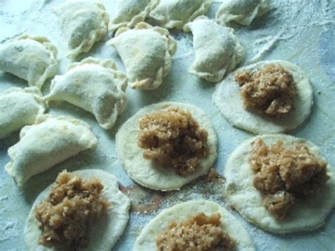 Вареники на кефире с тушеной капустой