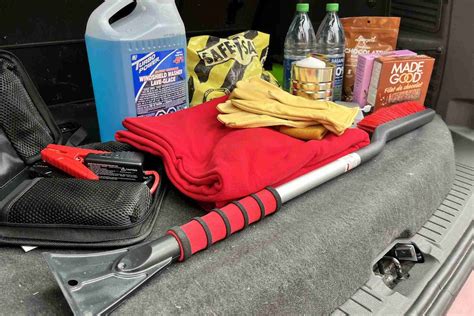 Winter car emergency kit: 10 essential items to add