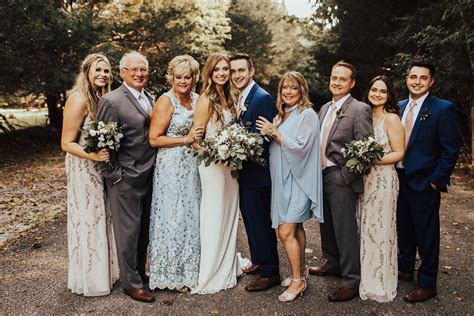 Family Portrait | Wedding group photos, Family wedding pictures ...