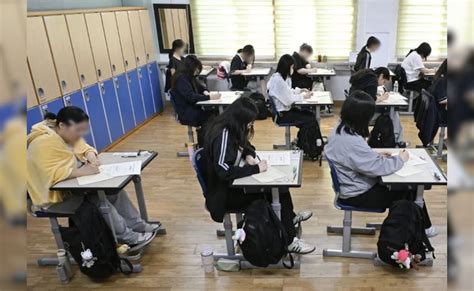 बेटी को टॉपर बनाने के लिए मां ने चुराए एग्ज़ाम पेपर, मच गया बवाल | exam ...