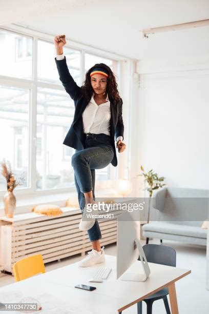 Computer Dancing Office 的图像结果