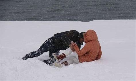 雪崩之后，老人发现一具冰冻女尸，竟是寻找4年的妻子，此刻他猜到一件可怕的事实！惊悚冒险片《垂直极限》-不喜剧阿不-不喜剧阿不-哔哩哔哩视频