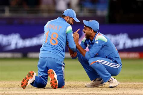 IND vs NZ, Champions Trophy 2025: Kohli hilariously touches Axar's feet ...