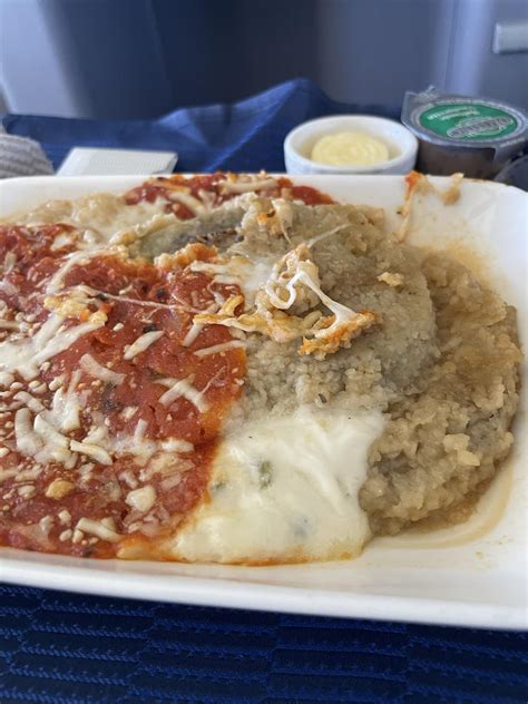 I had school cafeteria food (EWR>LAX) : r/unitedairlines