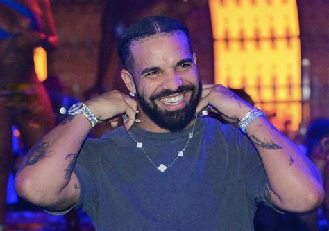 Drake Giving Fans Free Dave's Hot Chicken for His Birthday | HipHop-N-More