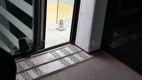 Local Train Closed-Door 的图像结果