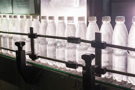 水厂用于将纯净泉水加工和装瓶成小瓶的高清图片下载-正版图片503455708-摄图网