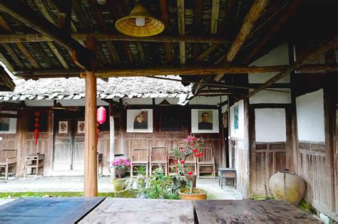 于都县藤桥村蓝天下的老屋，斑驳老旧的土砖瓦房，唤醒了美好回忆