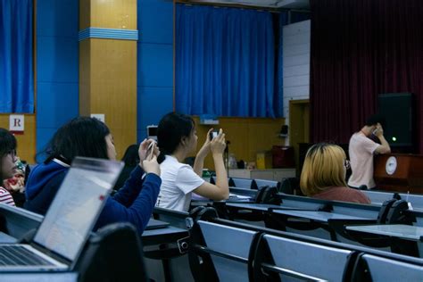HSS大一学生赴深圳国际交流学校展示学习成果_人文
