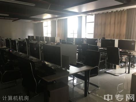 计算机信息技术学院开展机房打扫志愿活动-武汉船舶职业技术学院