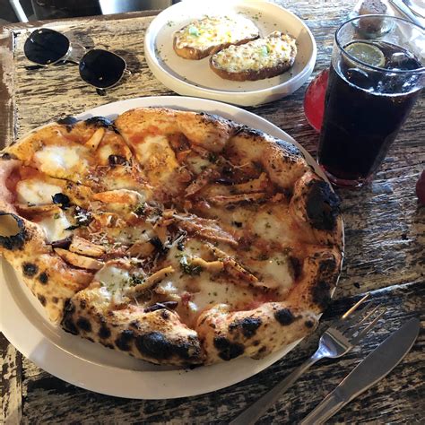 Drop By Como Pizzeria To Satisfy Your Pizza Cravings! | LBB
