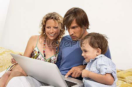 Family with Computer 的图像结果