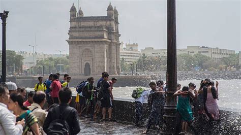 Heavy rainfall warning for Mumbai, Pune on orange alert, 4 districts on red
