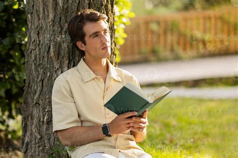 Reading Under a Tree 的图像结果