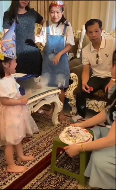 一家人给女孩准备生日蛋糕，被姑姑误坐压扁，事后女子遭亲人指指点点