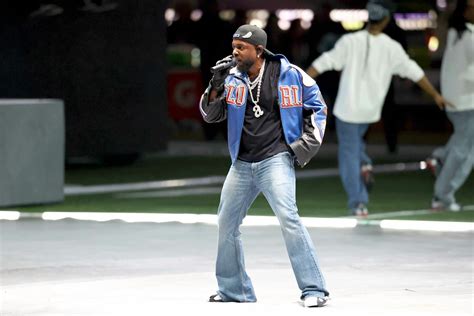 At the Super Bowl, Kendrick Lamar Reclaims Flared Mom-Jeans