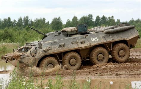 俄媒：俄军一辆装甲车翻入40米深峡谷 3死2伤