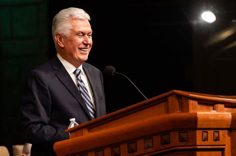 Élder Uchtdorf: Tienes la bendición de elegir en quién quieres convertirte
