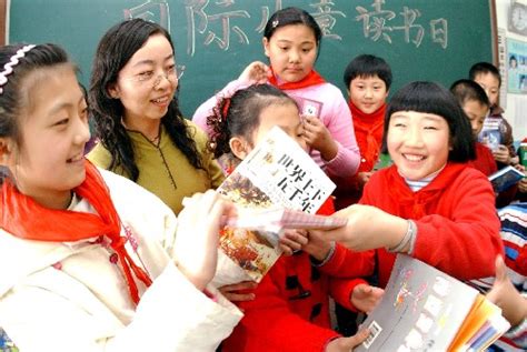 小学生迎接国际儿童读书日