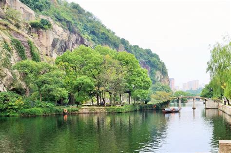 【携程攻略】绍兴东湖景点,第二天一早就打车来到绍兴东湖风景区。东湖是浙江三大湖之一，与西湖…