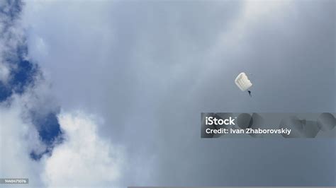 Pilot Parachuting 的图像结果