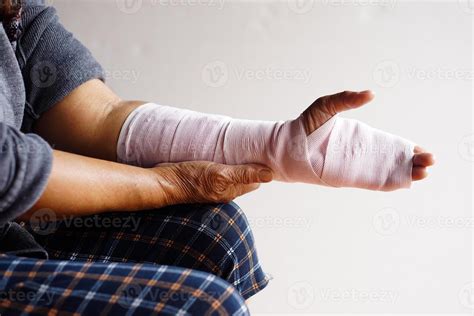 Sprain First Aid 的图像结果