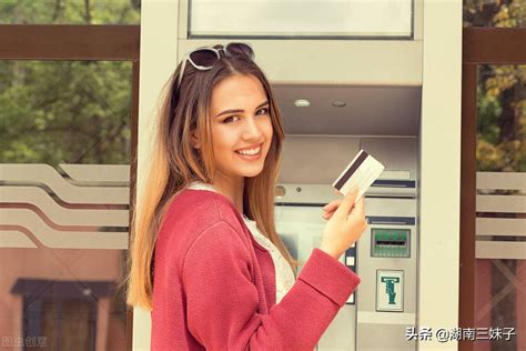 商人使用自动取款机个人用信卡从Atm高清图片下载-正版图片506125424-摄图网