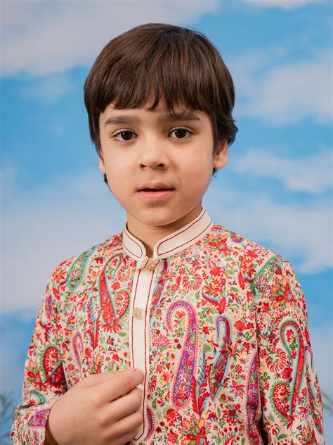 VASTRAMAY Men's Cream Crepe Kurta And Pyjama Set – vastramay