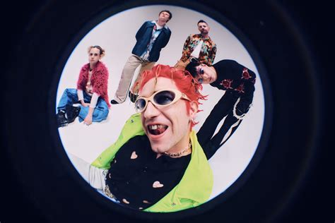 Fontaines D.C.: "Romance"-Merch-Bundles zu gewinnen!