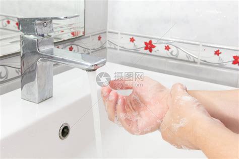 双手在水槽里洗手Hyg高清图片下载-正版图片506613217-摄图网