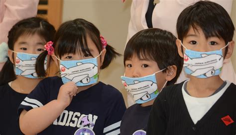 Bodenpersonal von Japan Airlines stellt süße Flugzeug-Masken für Kinder her