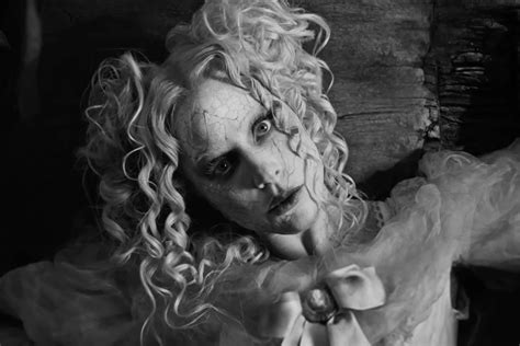 Wandinha: Lady Gaga lança música para a série; veja o clipe - O Vício