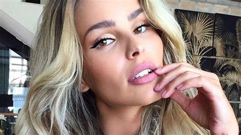 Yasmin Brunet choca com cintura fininha ao renovar o bronze em praia paradisíaca