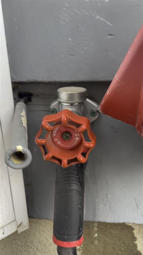 Leaking Outdoor Faucet Older Model 的图像结果