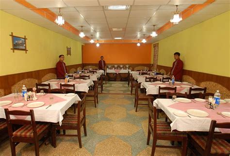 Hotel Aroma Located in the tranquil woods of Ayarpata Nainital