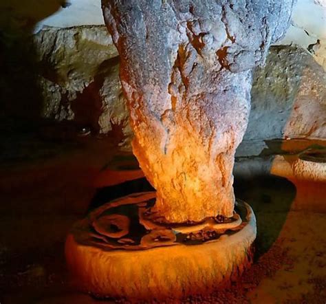 钟乳石在Lawa洞的岩层 北碧省，泰国 库存图片. 图片 包括有 冒险家, 形成, 沉积, 石头, 矿物 - 64249915