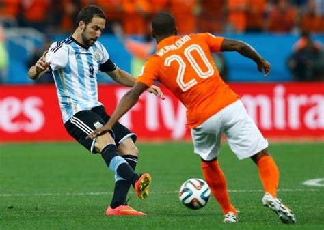 领先两球被扳平，阿根廷点球险胜荷兰挺进四强