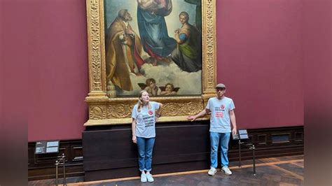 Klimaaktivist:innen kleben sich an Kunst: „Wir brauchen jetzt Aktionen ...