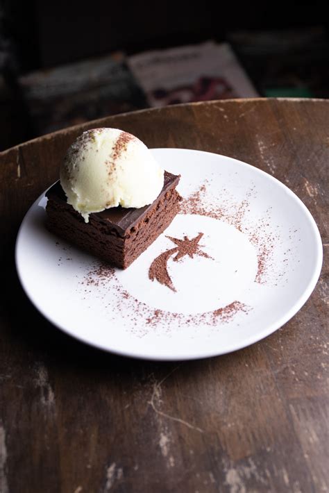 BROWNIES WITH ICE CREAM - JIBRIL Restaurant Group