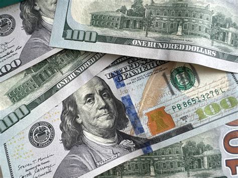 Экономисты советуют россиянам заранее купить доллары для путешествий — РБК